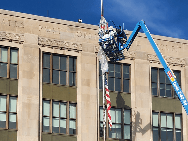Lead-Removal iSi removes lead from a flagpole at a courthouse